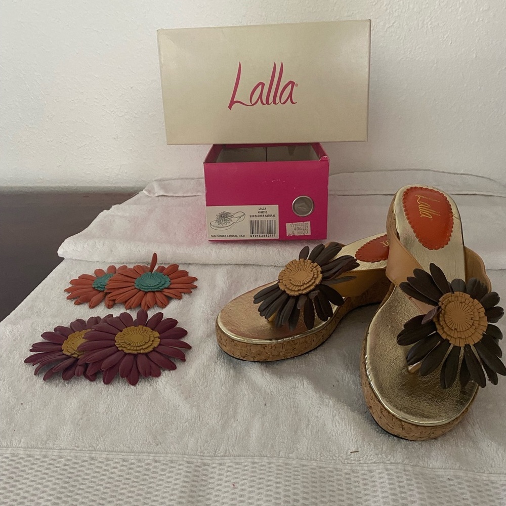 Womens shoes Brand is Lalla.‎ Has interchangeable flower accents&Gold accent.